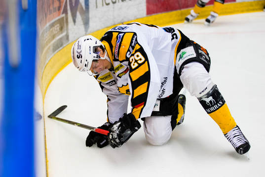 Skellefteås Oskar Sundqvist har svårt att ta sig upp