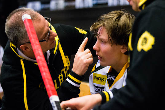 Skellefteås Oskar Sundqvist kontrolleras i båset