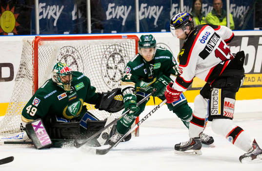 Färjestads målvakt Justin Pogge, Anton Grundel och