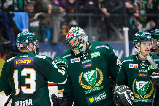 Färjestads målvakt Justin Pogge firas