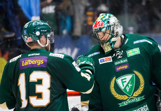 Färjestads målvakt Justin Pogge firas