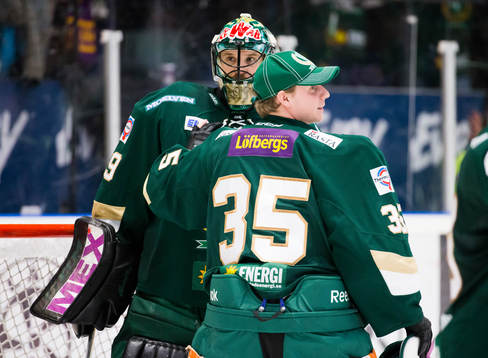 Färjestads målvakt Justin Pogge firas