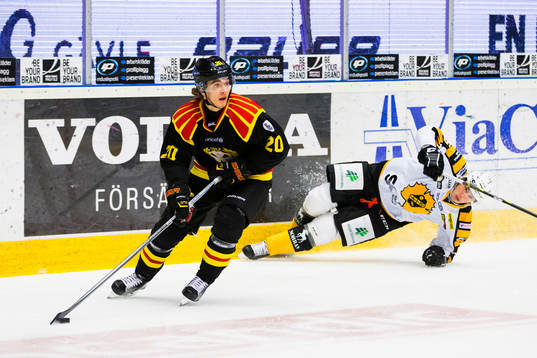 Brynäs Adam Brodecki åker i väg med pucken medan