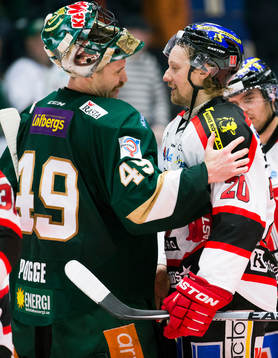 Färjestads målvakt Justin Pogge firas