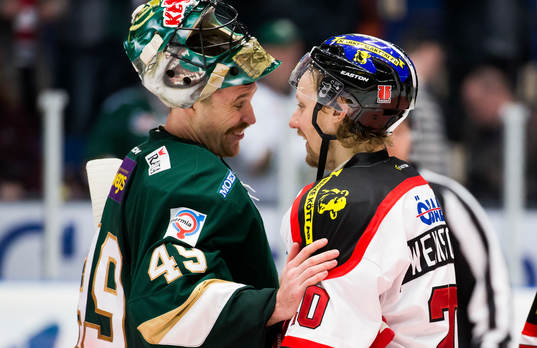 Färjestads målvakt Justin Pogge tackar Örebros Marcus