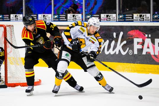 Brynäs Daniel Brodin i kamp om pucken med Skellefteås