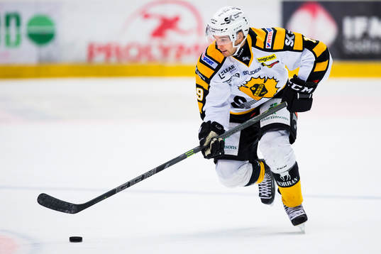 Skellefteås Andrew Calof med pucken