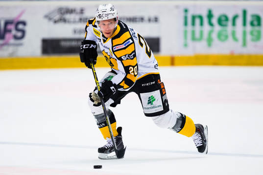 Skellefteås Erik Forssell med pucken