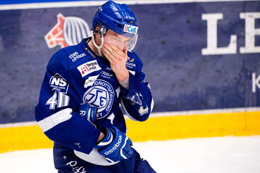 Leksands Tomi Sallinen tar sig för ansiktet