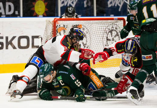 Örebros Henrik Löwdahl gör mål 3-2 i  ett kaos framför