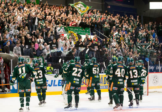 Färjestads spelare tar emot supportrarnas jubel