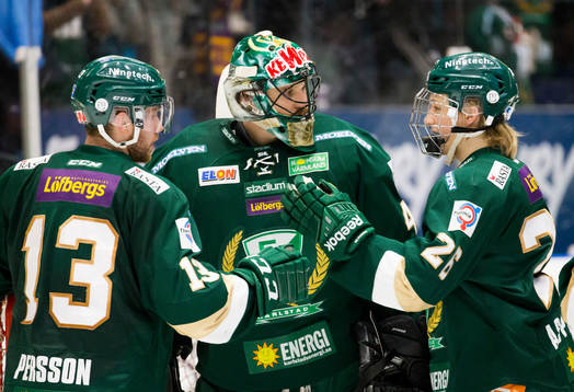 Färjestads målvakt Justin Pogge firas