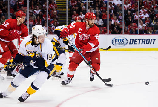 Detroits Jonathan Ericsson och Henrik Zetterberg utmanas av