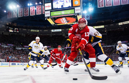 Nashvilles Mattias Ekholm ser Detroits Pavel Datsyuk ta sig