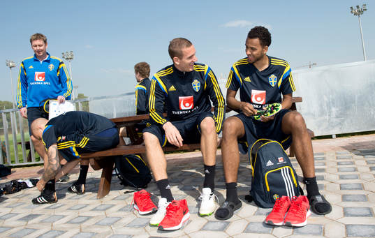 Sveriges målvakt Robin Olsen och Isaac Kiese Thelin