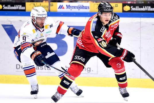 Luleås Malte Strömwall jagas av Växjös Josh Hennessy