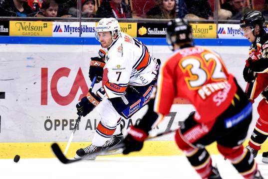 Växjös Jeff Tambellini med pucken