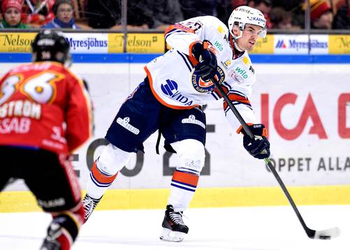 Växjös Eddie Larsson med pucken