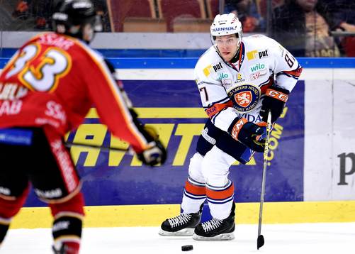 Växjös Robert Rosén med pucken