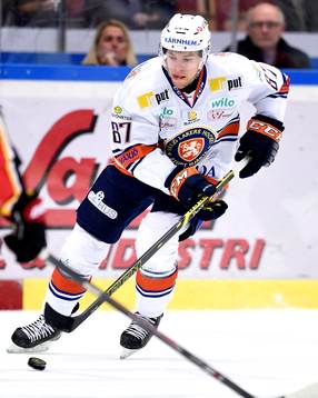 Växjös Robert Rosén med pucken