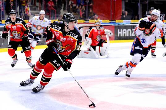 Luleås Peter Cehlarik med pucken