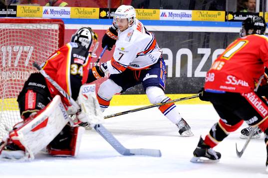 Växjös Jeff Tambellini med pucken