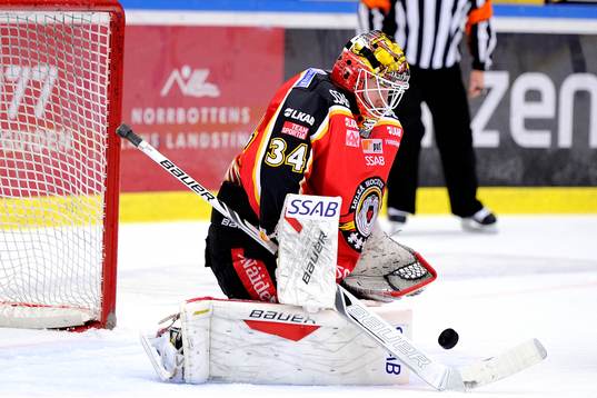 Luleås målvakt Joel Lassinantti  räddar ett skott