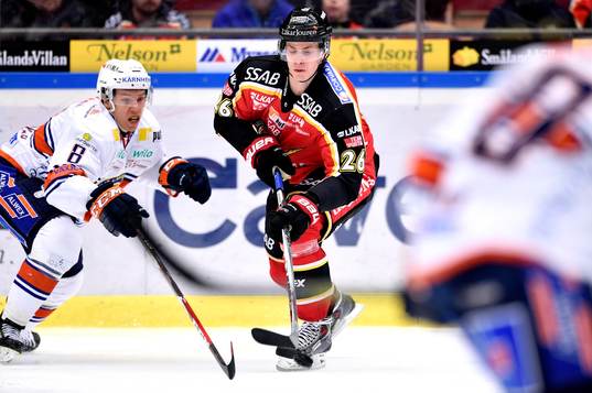 Luleås Peter Cehlarik med pucken