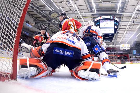 Luleås Lennart Petrell gör 2-1 målet bakom Växjös