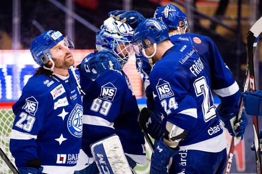 Leksands målvakt Oscar Alsenfelt jublar med Daniel