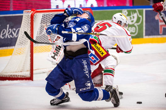 Leksands Tomi Sallinen får en klubba i ansiktet