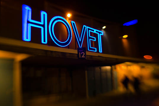 En neonskylt utanför Hovets Isstadion
