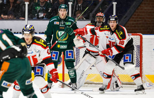 Färjestads Per Åslund och Örebros Viktor Ekbom framför