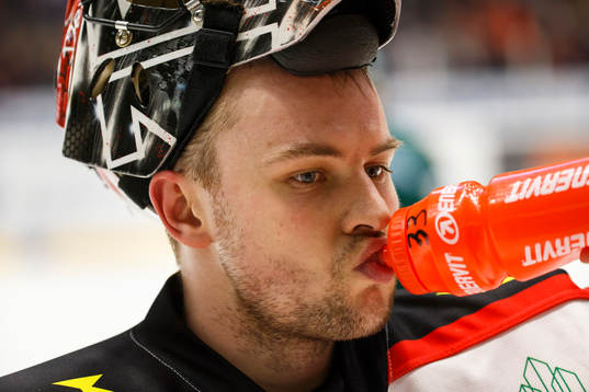 Örebros målvakt Julius Hudacek  med mask i pannan