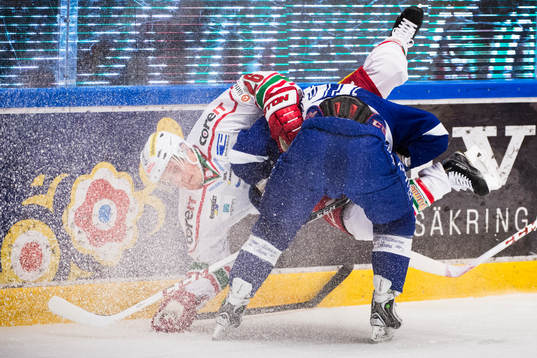 Modos Samuel Påhlsson blir tacklad utav Leksands Kevin
