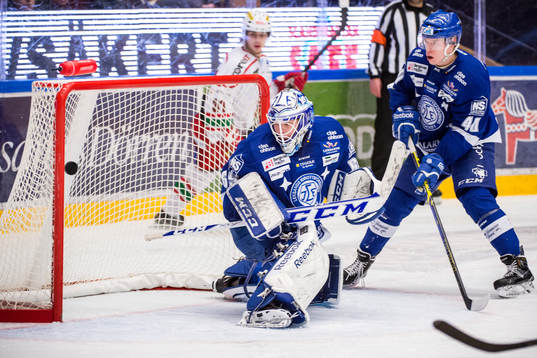 Mål bakom Leksands målvakt Oscar Alsenfelt och Tomi