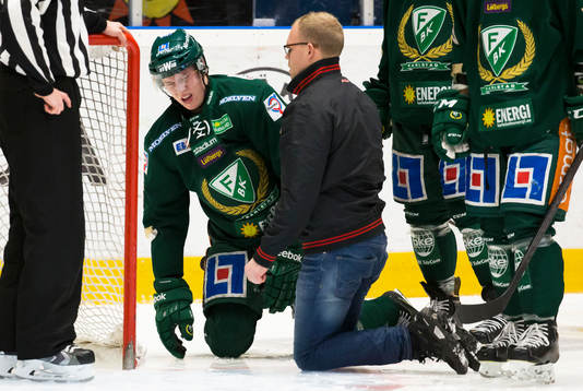 Färjestads Victor Ejdsell skadar sig