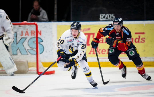 s Lawrence Pilut jagas av Djurgårdens Tobias Hage