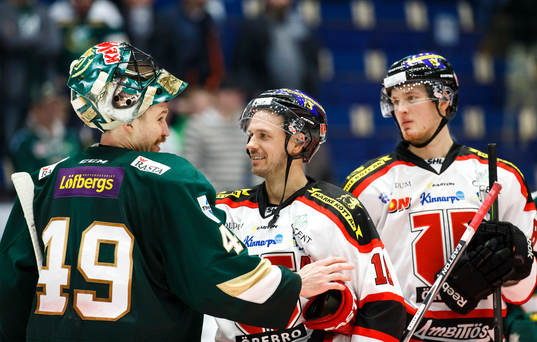 Färjestads målvakt Justin Pogge och Örebros Jared Aulin