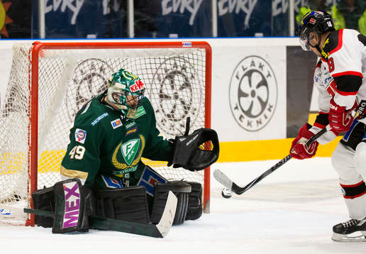 Örebros Jared Aulin provar på skott ppå Färjestads