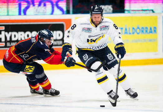 s Jere Karalahti tar sig förbi Djurgårdens Marcus Nilson