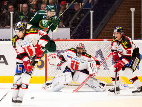 Färjestads Anssi Salmela laddar för skott medan Per