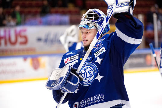 Leksands målvakt Oscar Alsenfelt tackar publiken