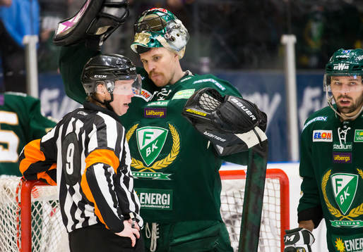 Färjestads målvakt Justin Pogge tittar förgrymmat på