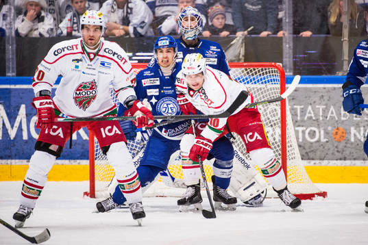 Modos Radek Smolenak och Per-Åge Skröder stör framför