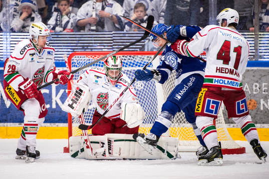 Leksands Tobias Forsberg stör framför Adam Reideborn,