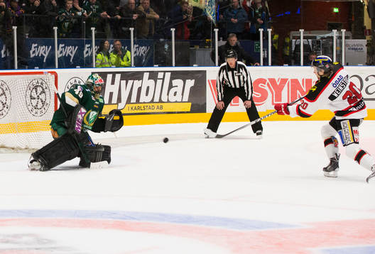 Färjestads målvakt Justin Pogge räddar straffen som