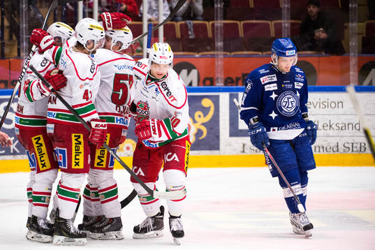 Leksands Kevin Kapstad deppar medan Modosspelare jublar