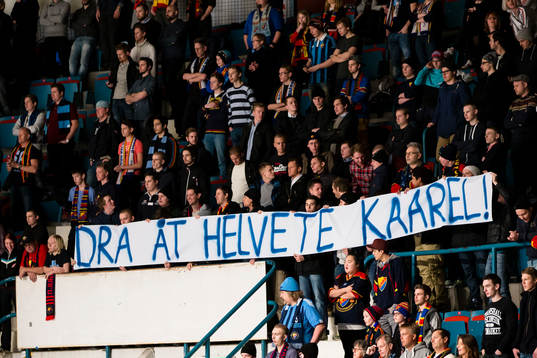 En banderoll med texten "Dra åt helvete Kaarel!"