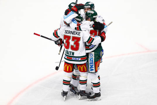 Frölundas spelare jublar